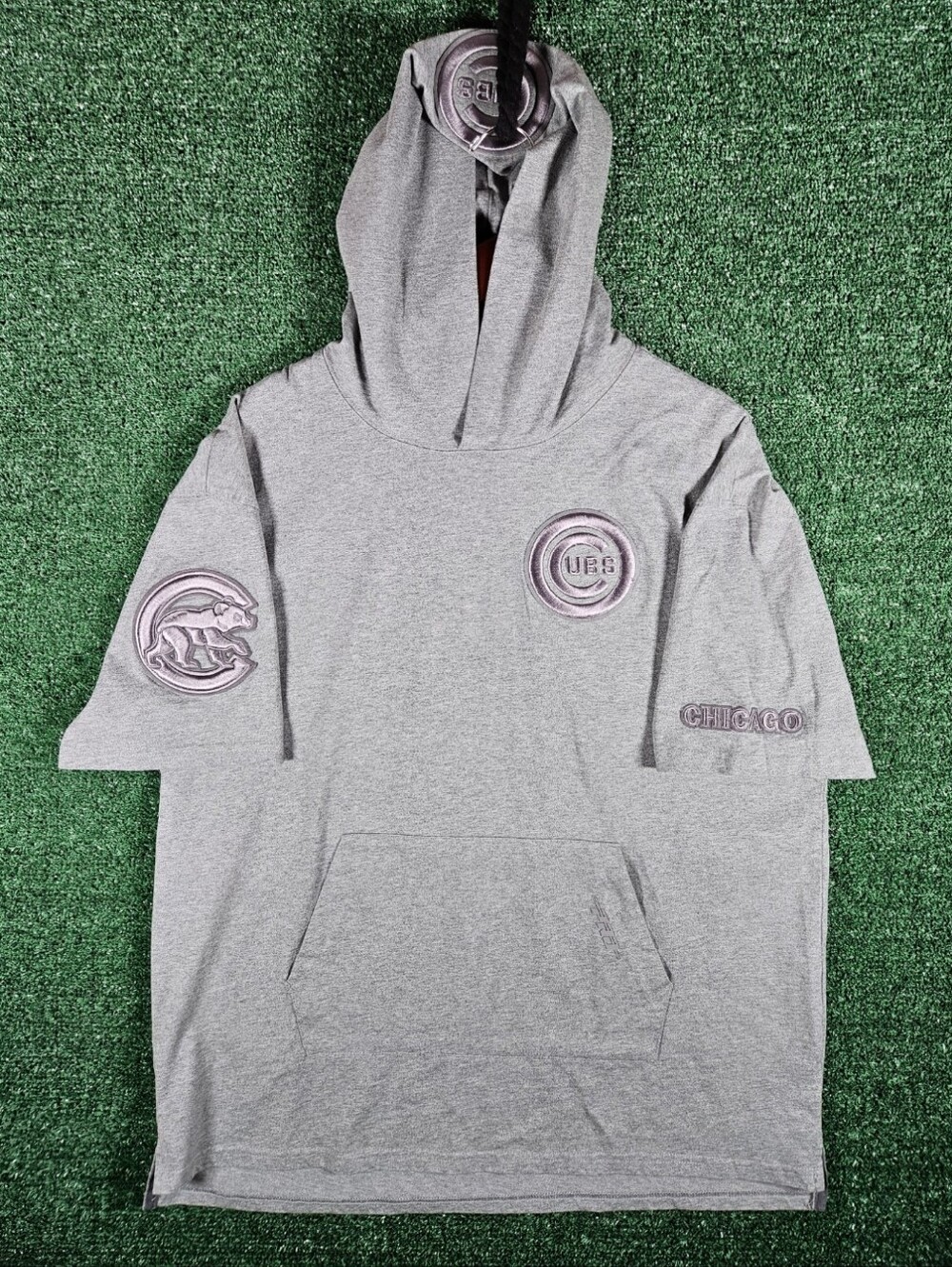 Chicago Cubs MLB Short-Sleeve Hooded Shirt w/Embroidered Patches / Mens - Large